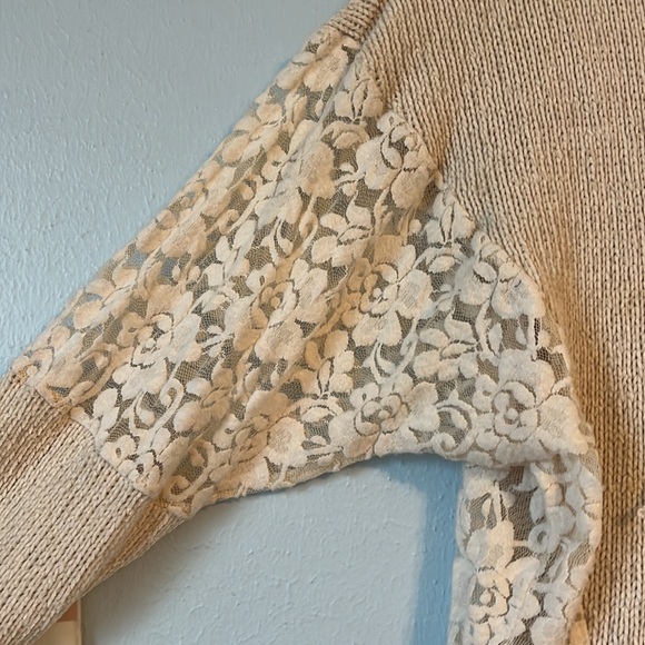 Coco + Jaimeson Cream Sweater in Small - Picture 2 of 6